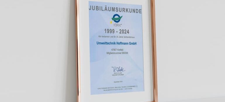 Abbildung Jubiläumsurkunde 25 Jahre Fördermitgliedschaft beim Verband der Rohr- und Kanal-Technik-Unternehmen e.V. (VDRK®)